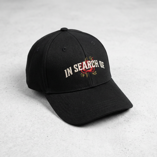 In Search Of Purpose Driven Cap - zwarte baseball cap met geborduurd logo en roos motief, flatlay productfoto